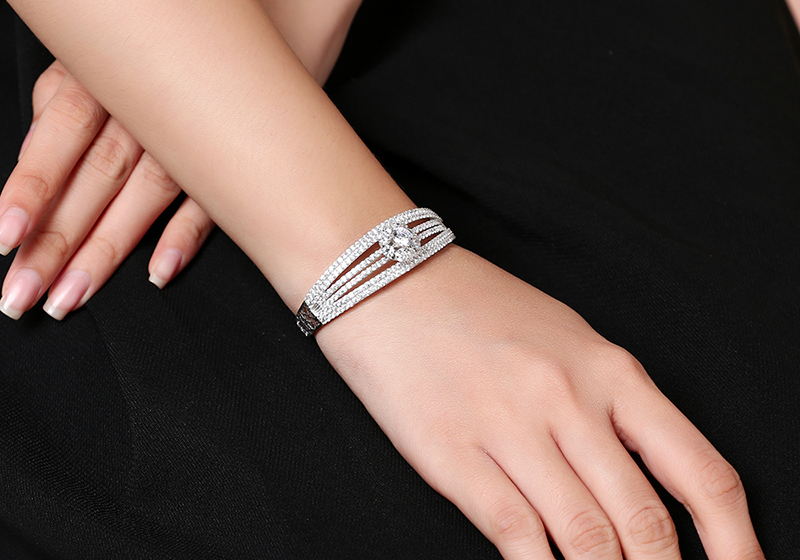 Vòng tay bản to gắn hoa hồng lớn đính đá sang trọng